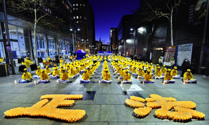Des pratiquants de Falun Dafa commémorent les vies perdues et les 20 ans de persécution par le Parti communiste chinois sur la Martin Place de Sydney, en Australie, le 20 juillet 2018. (Epoch Times) 