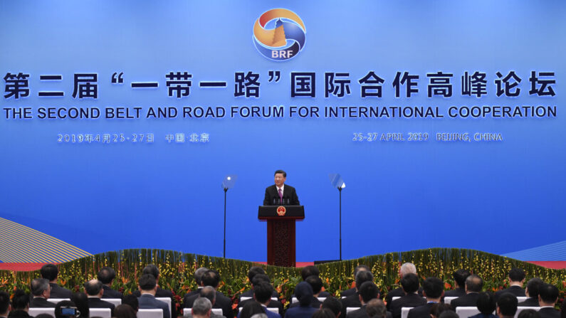 Le dirigeant chinois Xi Jinping prononce un discours lors d'une conférence de presse après le Forum "Belt and Road" au Centre national des congrès de Chine (CNCC), à Pékin, le 27 avril 2019. (Wang Zhao/Getty Images)