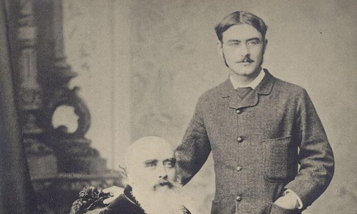 Pouvons-nous tenir compte des conseils de nos aînés ? Rudyard Kipling (D) avec son père, John Lockwood Kipling, vers 1890. (PD-US)
