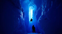 Un explorateur prend des photos impressionnantes à l’intérieur des dangereuses grottes de glace de l’inlandsis groenlandais