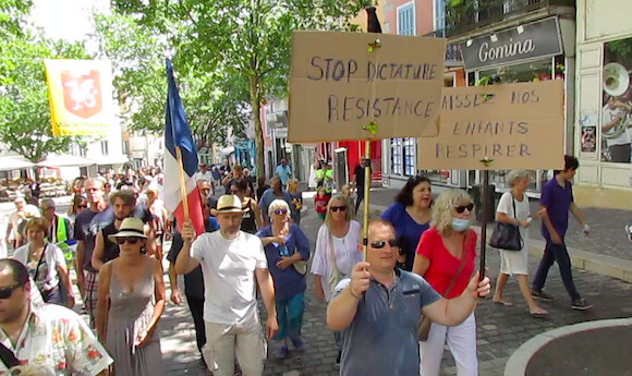 Rassemblement contre le pass sanitaire à Draguignan (Var) le 27 juillet 2021. (Photo : Suzanne Durand/The EpochTimes)