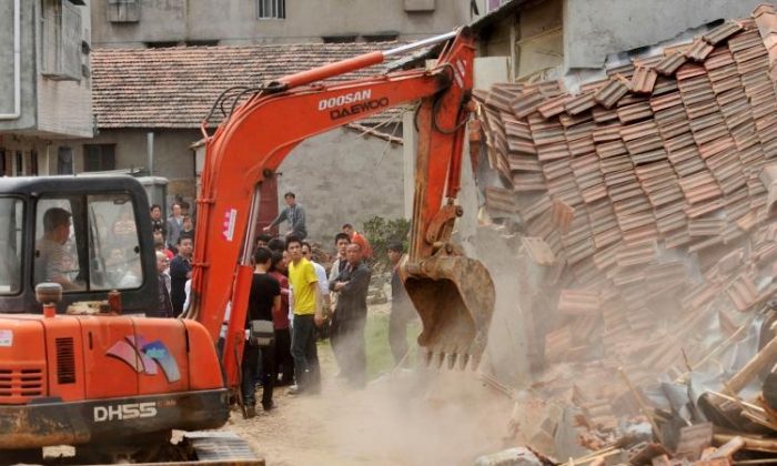 Les autorités chinoises démolissent des maisons, que le gouvernement local juge illégales, à Wuhan, dans la province de Hubei, en Chine centrale, le 7 mai 2010. (STR/AFP/Getty Images))