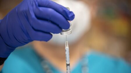 Vaccination Covid-19 : les autorités de santé recommandent une 3e dose de vaccin pour les soignants