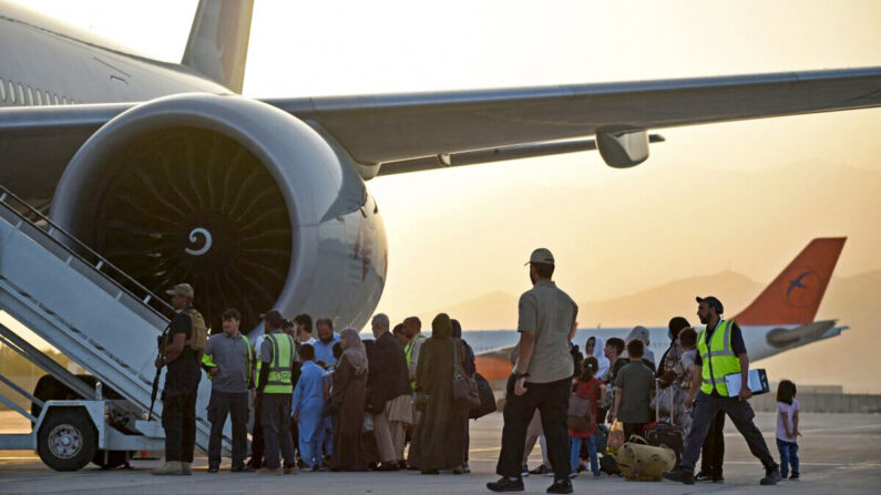 Passagers qui se préparent à embarquer dans un avion de Qatar Airways à l'aéroport de Kaboul, en Afghanistan, le 9 septembre 2021. (Wakil Kohsar/AFP via Getty Images)