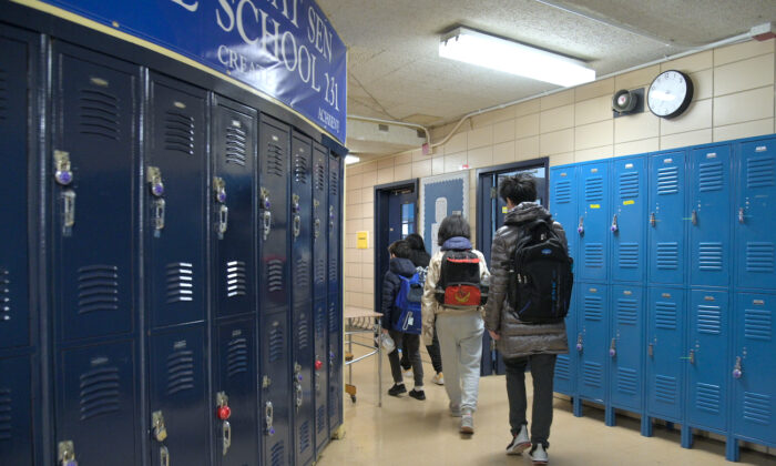 Des élèves entrent dans leur classe (Michael Loccisano/Getty Images)