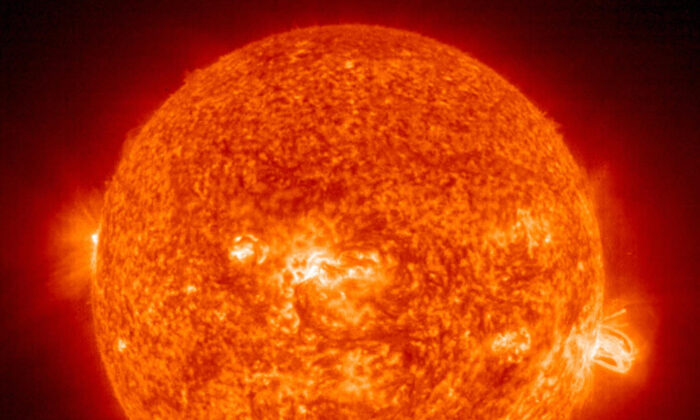 Une éruption solaire en provenance de la tache solaire géante 649. La puissante explosion a projeté une éjection de masse coronale (CME) dans l'espace, dirigée vers la Terre le 19 août 2004. (HO/AFP via Getty Images)