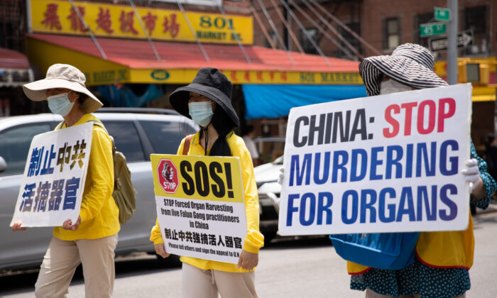 Des pratiquants de Falun Gong participent à une parade marquant la 22e année de la persécution du Falun Gong en Chine, à Brooklyn, N.Y., le 18 juillet 2021. (Chung I Ho/Epoch Times)