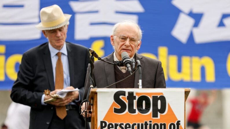 David Matas (D) s'exprime lors d'un rassemblement après avoir reçu le prix des droits de l'homme des amis du Falun Gong conjointement avec David Kilgour (G) à Washington, le 20 juin 2018. (Samira Bouaou/The Epoch Times)