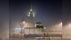 Finistère : une fourgonnette passe la nuit sur le toit d’un abri de bus à Plounéventer