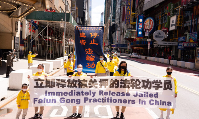 Des pratiquants de la discipline spirituelle Falun Gong organisent un défilé à New York pour célébrer la Journée mondiale du Falun Dafa et dénoncer la persécution continue du groupe par le Parti communiste chinois en Chine, le 13 mai 2020. (Larry Dai/The Epoch Times)