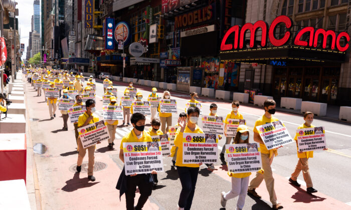 Des pratiquants de la discipline spirituelle Falun Gong organisent un défilé à New York pour célébrer la Journée mondiale du Falun Dafa et pour protester contre la persécution continue du groupe par le Parti communiste chinois en Chine, le 13 mai 2020. (Larry Dai/Epoch Times)