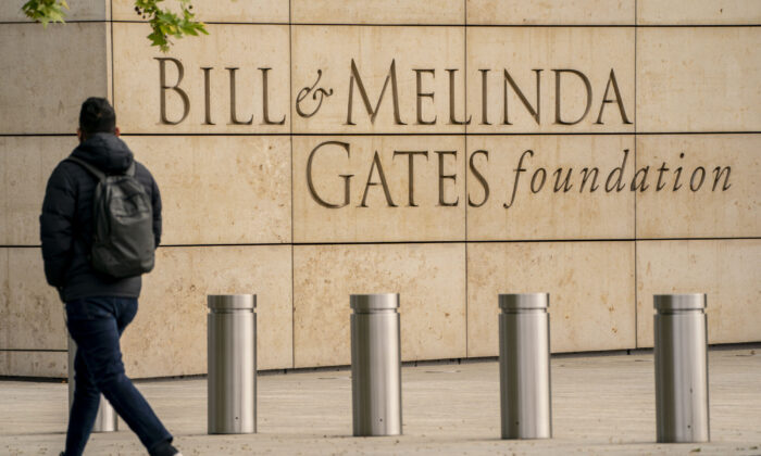 Un piéton passe devant la Fondation Bill et Melinda Gates à Seattle, dans l'État de Washington, le 4 mai 2021. (David Ryder/Getty Images)