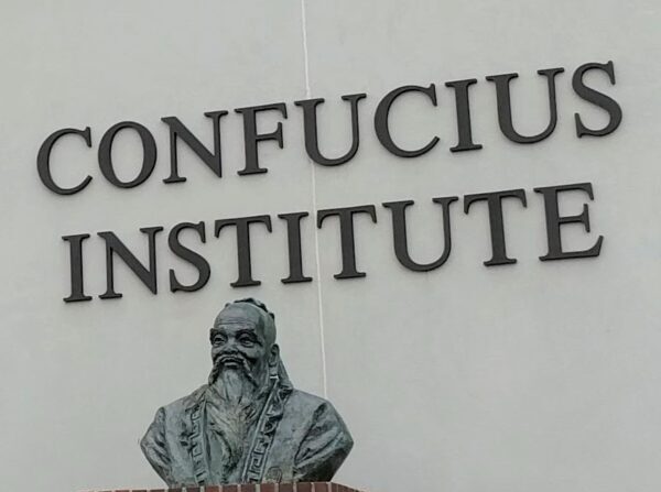 Buste de Confucius, devant le bâtiment d'un Institut Confucius à Alabama. (Kreeder13 via Wikimedia Commons)
