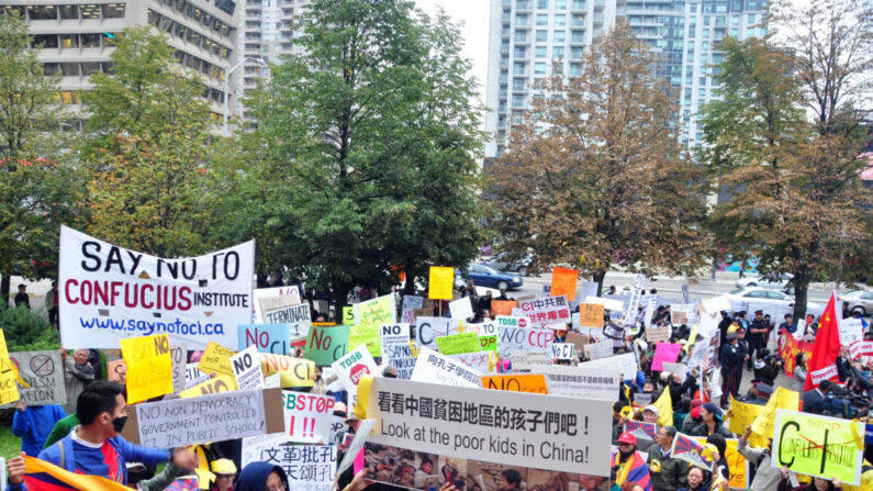 Les opposants aux instituts Confucius se rassemblent devant la commission scolaire du district de Toronto, le 1er octobre 2014. (Zhou Xing/Epoch Times)