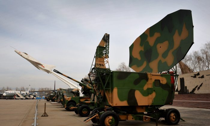 Des équipements radar militaires chinois exposés dans un musée de Pékin en décembre 2013. La Chine développe une technologie destinée à désactiver ou à détruire les systèmes de communication militaires américains. (Mark Ralston/AFP/Getty Images)