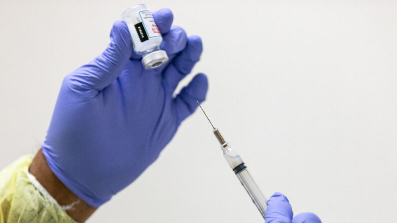Un bénévole prépare le vaccin Moderna contre le coronavirus pour un patient à la clinique gratuite de Lestonnac à Orange, en Californie, le 9 mars 2021. (John Fredricks/The Epoch Times)
