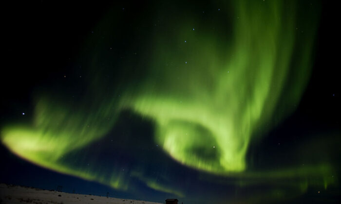 Des aurores boréales remplissent le ciel le 13 mars 2011 au-dessus de Finnmark, dans le nord de la Norvège. (Tore Meek/AFP via Getty Images)