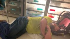Une femme photographie son mari endormi sur le sol de l’hôpital après avoir travaillé dur : « C’est un père formidable »
