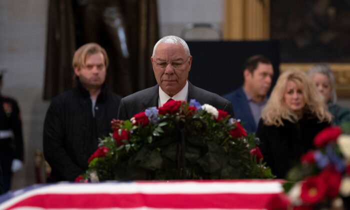 L'ancien secrétaire d'État américain Colin Powell rend hommage à la dépouille de l'ancien président George H.W. Bush qui repose dans la rotonde du Capitole à Washington, le 4 décembre 2018. (Alex Edelman/AFP via Getty Images)