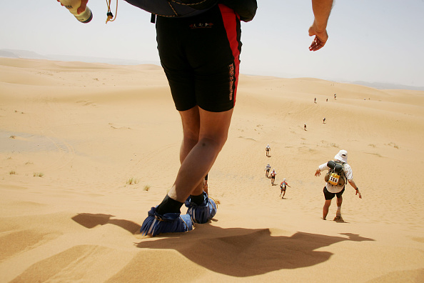    Marathon des sables dans les dunes de Merzouga au Maroc. (Photo :  PIERRE VERDY/AFP via Getty Images)