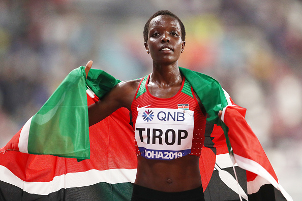 -Agnes Tirop du Kenya célèbre le bronze lors de la finale du 10 000 mètres au stade international Khalifa le 28 septembre 2019 à Doha, au Qatar. Photo d'Alexander Hassenstein/Getty Images pour l'IAAF.