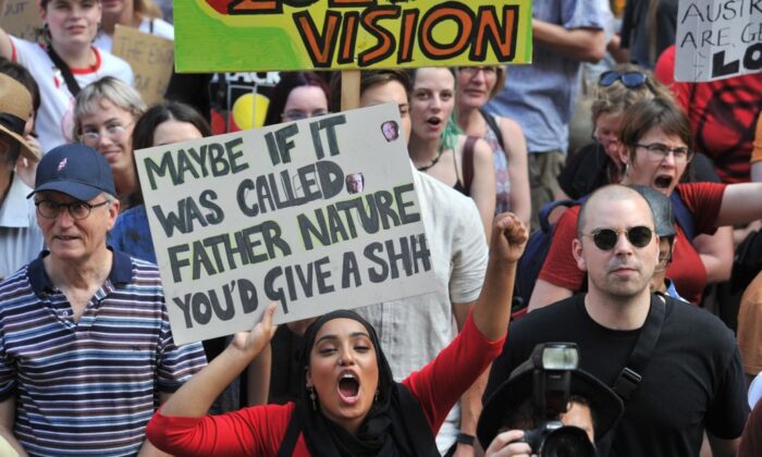Manifestation demandant au gouvernement de prendre des mesures immédiates contre le changement climatique à Sydney, en Australie, le 10 janvier 2020. (Mohammed Farooq/AFP via Getty Images)