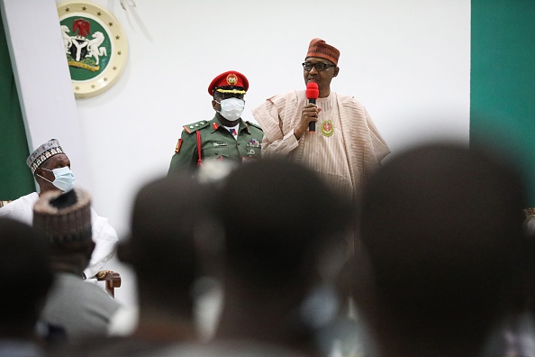 -Le président nigérian Muhammadu Buhari s'exprime lors d'une réunion avec les écoliers libérés de Kankara, au Nigeria, le 18 décembre 2020. Photo de Kola Sulaimon / AFP via Getty Images.