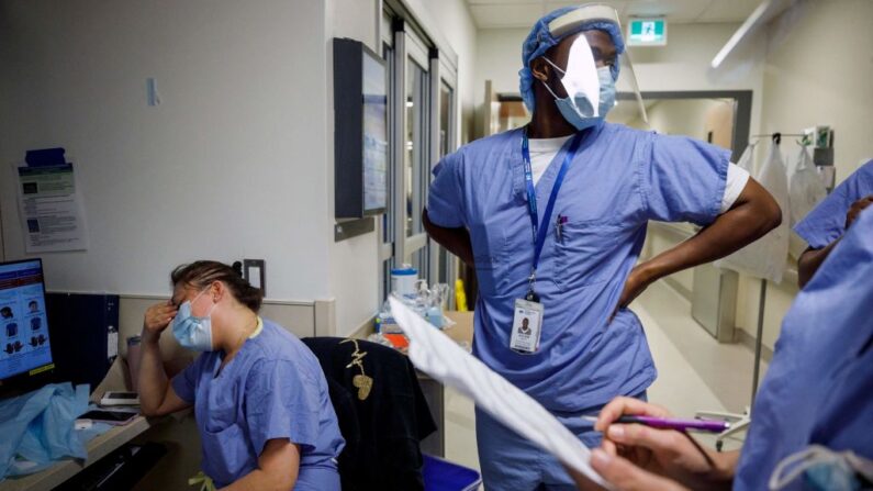 L'équipe des infirmiers surmenés en charge des patients malades du COVID-19, à l'unité de soins intensifs de l'hôpital Humber River, à Toronto, Ontario, Canada, le 28 avril 2021. (Photo par COLE BURSTON/AFP via Getty Images)