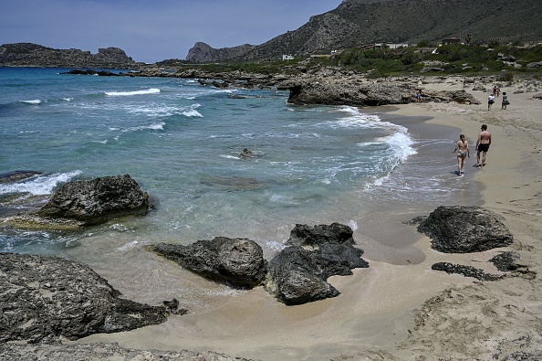 -La plage de Falaserna sur la côte ouest de l'île de Crète le 15 mai 2021. Photo de Louisa GOULIAMAKI / AFP via Getty Images.