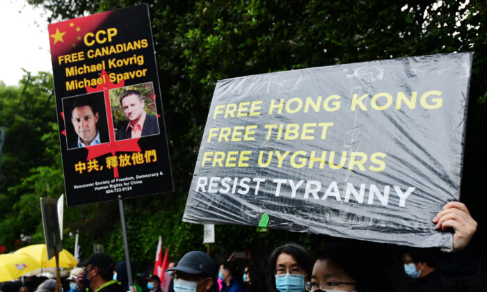 Des personnes assistent à une veillée commémorant le 32e anniversaire des manifestations pro-démocratiques et de la répression de la place Tiananmen de 1989 devant le consulat de Chine à Vancouver, le 4 juin 2021. (Don MacKinnon/AFP)