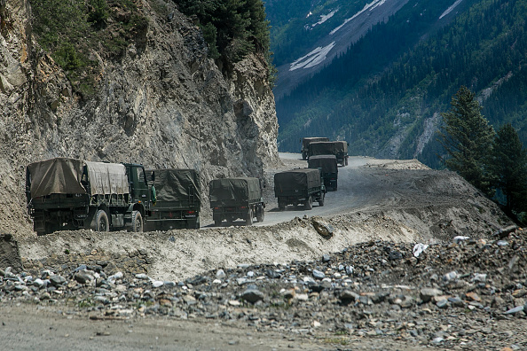 -Un convoi de l'armée indienne, transporte des renforts et des fournitures, passe par un col de haute montagne bordant la Chine le 13 juin 2021 au Ladakh, en Inde. Photo de Yawar Nazir/Getty Images.