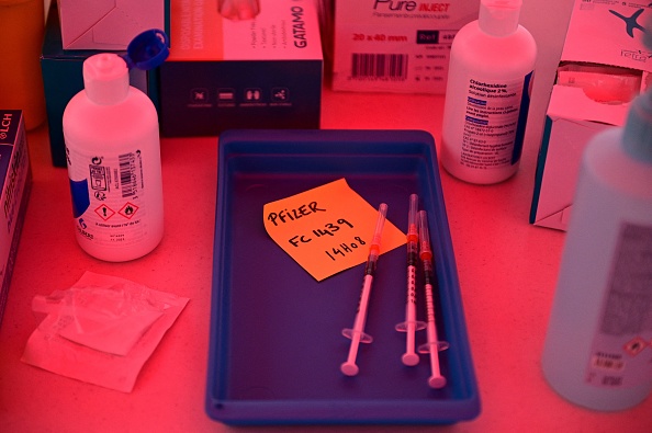 Doses de vaccin Pfizer/BioNtech Covid-19  (MARTIN BUREAU/AFP via Getty Images)
