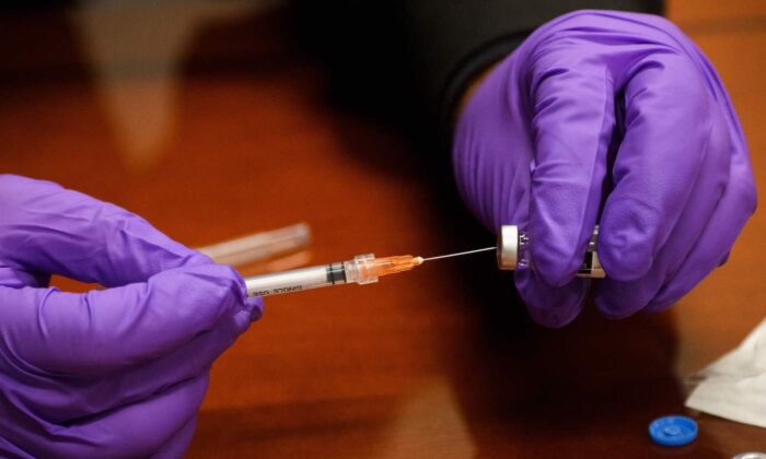 Un soignant prépare une seringue avec une dose de vaccin Covid-19. (Patrick T. Fallon/AFP via Getty Images)