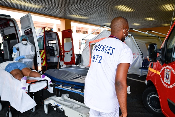 Le CHU de Martinique a décidé de ne plus réclamer le pass sanitaire aux personnels hospitaliers pour prendre leur service. (Photo ALAIN JOCARD/AFP via Getty Images)