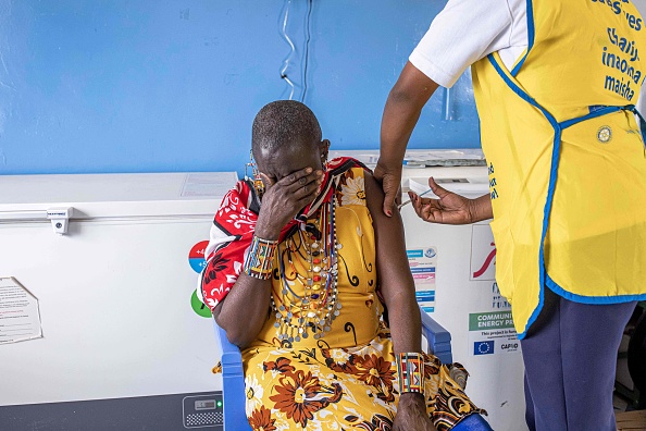 Une femme masaï reçoit une injection  du  vaccin Moderna Covid-19 au dispensaire Oltepesi à Kajiado, au Kenya, le 9 septembre 2021. (Photo : PATRICK MEINHARDT/AFP via Getty Images)