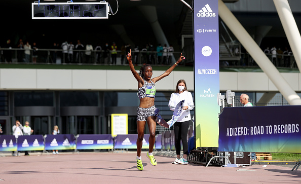 -Agnès Jebel Tirop du Kenya remporte l'ADIZERO 10 km femmes en 30 :01 au siège d’Adidas le 12 septembre 2021 Allemagne. Elle a battu le record du monde de 29 secondes. Photo d'Alexander Hassenstein/Getty Images pour ADIDAS.