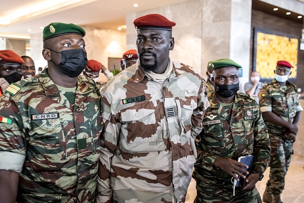 -Le colonel Mamady Doumbouya à Conakry le 17 septembre 2021. Photo de JOHN WESSELS / AFP via Getty Images.