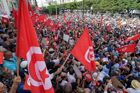 6000 manifestants scandent des slogans lors d'une manifestation à Tunis, le 26 septembre 2021, contre les récentes mesures prises par le président Kaïs Saïed pour renforcer son emprise sur le pouvoir. 
(Photo : FETHI BELAID/AFP via Getty Images)