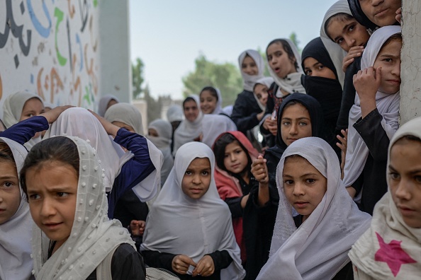 -Des filles afghanes sortent de leurs classes respectives, dans une école de Kandahar le 26 septembre 2021. Photo de BULENT KILIC / AFP via Getty Images.