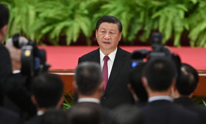 Le dirigeant chinois Xi Jinping chante l'hymne national lors d'une réception au Grand Hall du Peuple à la veille du 72e anniversaire de la prise de pouvoir du Parti communiste chinois à Pékin, le 30 septembre 2021. (Greg Baker/AFP via Getty Images)