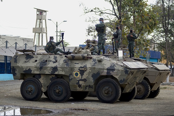 -Des soldats montent la garde à bord de véhicules blindés à l'extérieur de la prison de Guayas 1 à Guayaquil, en Équateur, le 30 septembre 2021. Photo Fernando Mendez / AFP via Getty Images.