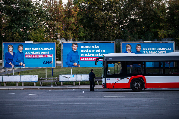 Le Premier ministre tchèque Andrej Babis du parti ANO affiché dans la rue le 01 octobre 2021 à Brno, en République tchèque. Les élections législatives de 2021 en République tchèque se tiendront les 7 et 8 octobre. Photo de Gabriel Kuchta/Getty Images.