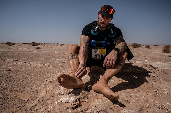 Le Français Loury "Lag" Lagardère, se prépare à la veille du départ de la 35e édition du Marathon des Sables dans le désert du Sahara marocain au centre du Maroc, le 2 octobre 2021. Photo Jean-Philippe KSIAZEK / AFP via Getty Images.