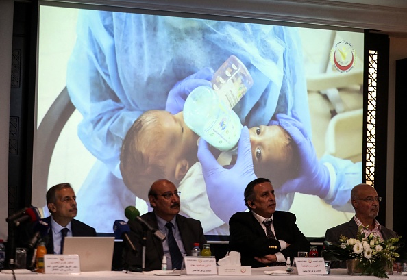 Des membres d'une équipe médicale jordanienne annoncent avoir réalisé une opération rare de huit heures pour séparer deux jumeaux conjoints yéménites l'été dernier, lors d'une conférence de presse dans la capitale jordanienne Amman, le 3 octobre 2021. (Photo : KHALIL MAZRAAWI/afp/AFP via Getty Images)