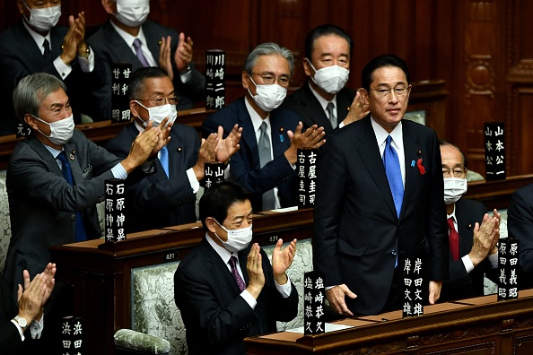 Le chef du Parti libéral-démocrate au pouvoir au Japon, Fumio Kishida, est applaudi après avoir été élu nouveau Premier ministre à la chambre basse du parlement à Tokyo le 4 octobre 2021. Photo de Kazuhiro NOGI / AFP via Getty Images.