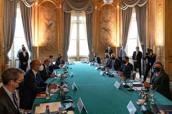-Le secrétaire d'État américain Antony Blinken assiste à une réunion avec le ministre français des Affaires européennes et étrangères Jean-Yves Le Drian à Paris le 5 octobre 2021. Photo de Patrick Semansky / POOL / AFP via Getty Images.