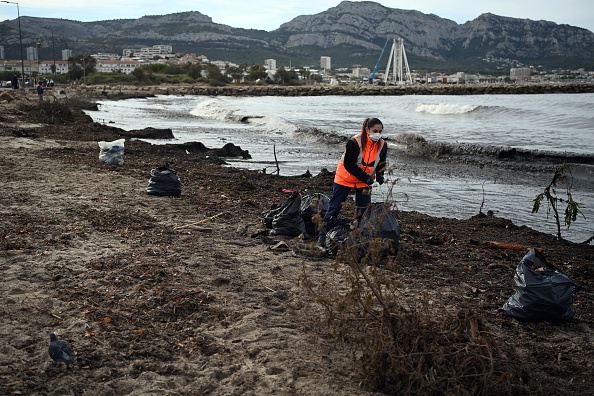 Ramassage des déchets sur une plage de Marseille, le 5 octobre 2021. (Photo CHRISTOPHE SIMON/AFP via Getty Images)