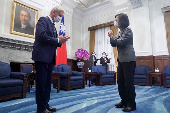 La présidente taïwanaise Tsai-Ing-wen accueille le sénateur français Alain Richard au bureau présidentiel à Taipei le 7 octobre 2021. Photo de CNA POOL/POOL/AFP via Getty Images.