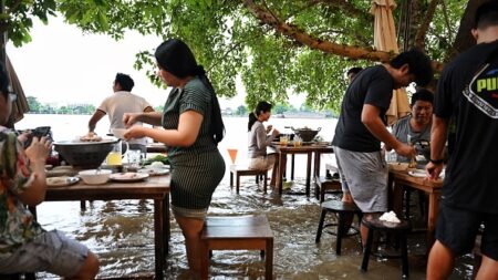 A Bangkok, un restaurant surfe sur les inondations