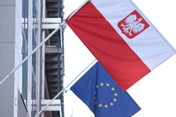 Le drapeau polonais et le drapeau européen à l'entrée de la représentation permanente de la Pologne auprès de l'UE à Bruxelles.(Photo : KENZO TRIBOUILLARD/Afp/AFP via Getty Images)